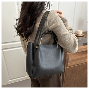 Borsa tote nera con trama a grana indossata a spalla per uno stile quotidiano