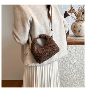 Borsa a spalla in peluche marrone con dettaglio tracolla in pelle morbida