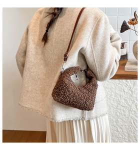 Dettaglio della borsa hobo in ecopelliccia marrone scuro con tracolla in pelle e zip in metallo