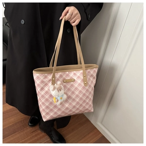 Borsa tote a scacchi rosa e bianca con ciondolo a forma di orso e targhetta dorata