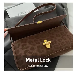 Dettaglio della borsa a tracolla leopardata marrone con chiusura a scatto dorata