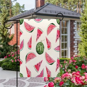 Dettaglio della bandiera da giardino in lino con motivo anguria appesa a un palo di metallo