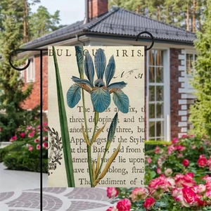 Dettaglio bandiera da giardino bifacciale con stampa di iris su supporto in metallo