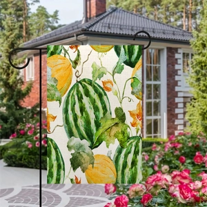 Dettaglio della bandiera da giardino in lino con motivo anguria e trama del tessuto