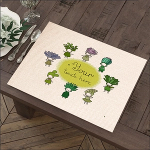 Sottopiatto in lino con stampa cactus su tavolo in legno scuro per casa e cucina