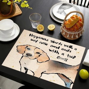 Sottopiatto in lino con illustrazione di cane su tavolo scuro e stoviglie in ceramica