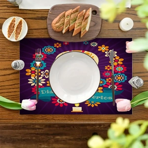 Tovaglietta viola Dia de los Muertos con teschio e fiori su un tavolo in legno