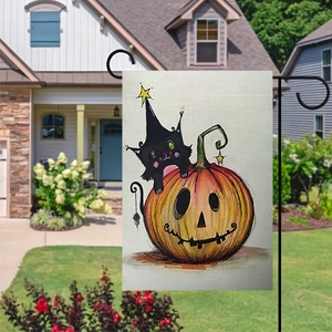 Dettaglio della bandiera da giardino di Halloween con gatto nero su zucca nel prato