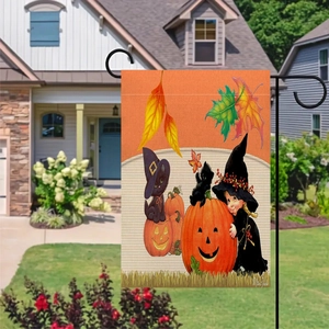 Dettaglio della bandiera da giardino di Halloween con gatto nero e zucca in cortile
