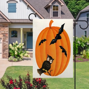 Dettaglio della bandiera da giardino di Halloween con design di zucca e gufo in un cortile