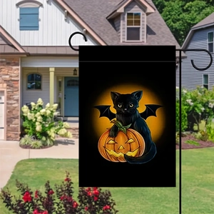 Dettaglio bandiera giardino Halloween con gatto nero e zucca su supporto metallico