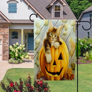 Dettaglio bandiera da giardino Halloween con gatto in zucca su supporto in metallo
