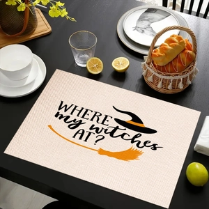 Halloween Platzset aus Leinen mit Hexenhut-Druck auf einem rustikalen Holztisch