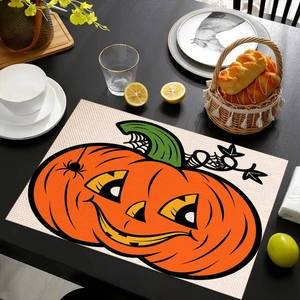 Halloween Platzset mit orangefarbenem Kürbis und Spinnennetz auf einem schwarzen Esstisch
