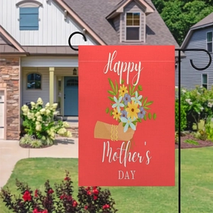 Détail du drapeau de jardin fête des mères avec bouquet sur fond rouge vif