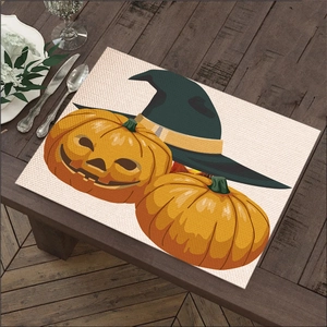 Halloween Platzset mit Kürbissen und Hexenhut auf rustikalem Holz Tisch-Hintergrund
