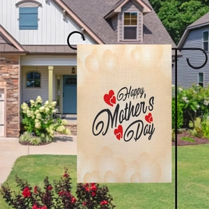 Dettaglio della bandiera da giardino Happy Mother's Day su supporto in metallo nero