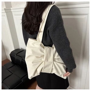 Borsa a tracolla oversize color crema con fiocco e tracolla larga vista posteriore
