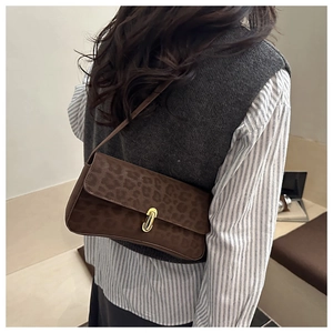 Borsa sottobraccio leopardata alla moda con chiusura a U dorata indossata a spalla