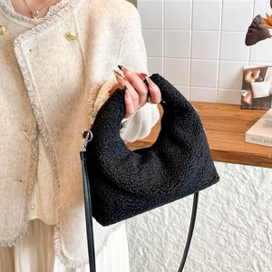 Borsa a tracolla nera in lana di agnello con cinturino in pelle e forma a mezzaluna