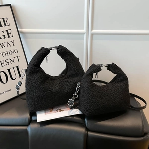 Set di due borse hobo nere in pelliccia sintetica con tracolle in pelle regolabili ed eleganti