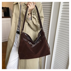 Dettaglio borsa tote in pelle scamosciata marrone scuro con cinturini e fibbie