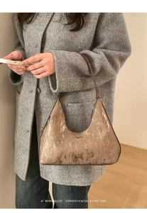 Borsa hobo retrò marrone con trama plissettata abbinata a un cappotto grigio elegante