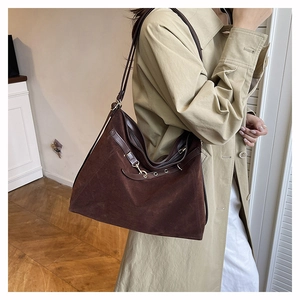 Vista laterale della borsa tote in pelle scamosciata marrone con gancio in metallo