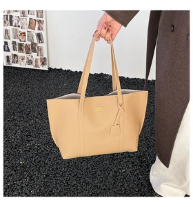 Gros plan du sac cabas kaki en similicuir avec texte imprimé et doubles bandoulières