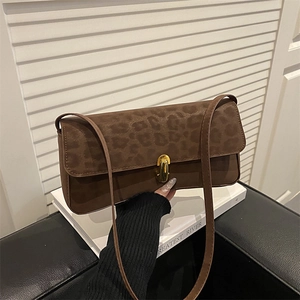 Borsa a tracolla chic leopardata con chiusura dorata su sfondo di interni moderni