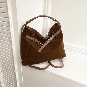 Borsa hobo marrone in pelle scamosciata da donna, borsa a tracolla con dettagli in metallo