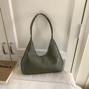 Borsa sottobraccio verde scuro testurizzata con strisce verticali e zip di chiusura