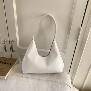 Borsa a spalla hobo bianca minimalista in pelle testurizzata con design sottobraccio elegante