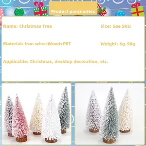 Vista macro di mini alberi di Natale innevati con basi in legno naturale in vari colori