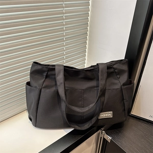 Grande borsa tote in nylon nero da donna con spalline resistenti e tasca laterale
