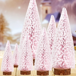 Mini alberi di Natale in sisal rosa con neve bianca e basi in legno naturale