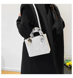 Borsa a tracolla bianca goffrata geometrica con dettaglio foulard indossata da modella