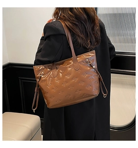 Dettaglio ravvicinato della borsa tote marrone con texture a fiocco in rilievo 3D e cinghie