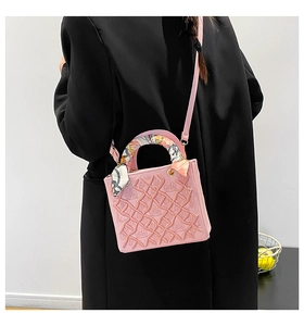 Borsa a scatola rosa con trama a rilievo e dettaglio foulard in seta sulla modella