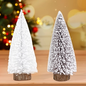 Mini alberi di Natale innevati con basi in legno naturale su un tavolo festivo