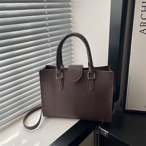Borsa tote in pelle martellata marrone scuro con manici e tracolla in luce naturale soffusa