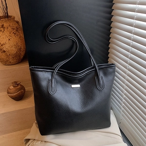 Borsa tote classica in pelle nera con motivo litchi e placca metallica elegante