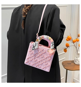 Borsa tote rosa in ecopelle con trama intrecciata e manico decorato con foulard di seta