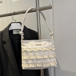 Borsa tote chic in pizzo beige con volant a balze e motivo a quadretti