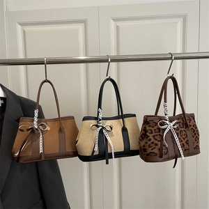 Tre borse tote minimaliste in pelle scamosciata, beige e leopardata con nastri