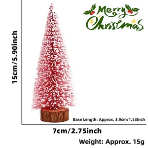 Dettaglio di un mini albero di Natale rosa da 15 cm con base in legno naturale