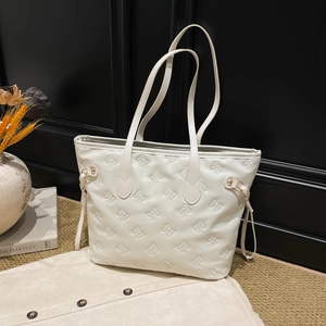 Borsa tote chic bianco crema con trama a fiocco 3D e dettagli con coulisse da ufficio