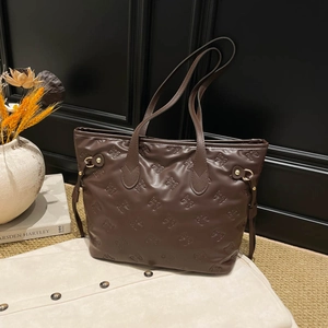 Borsa tote marrone cioccolato con motivi a fiocco a rilievo e dettagli dorati