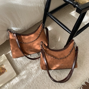 Borsa a mezzaluna in camoscio marrone retrò con catena e rifiniture in pelle