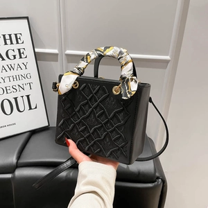 Elegante borsa da donna nera con trama intrecciata, dettaglio foulard e fibbie dorate
